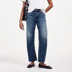 Madewell The Curvy Darted Barrel Leg Jean in Irmo Wash